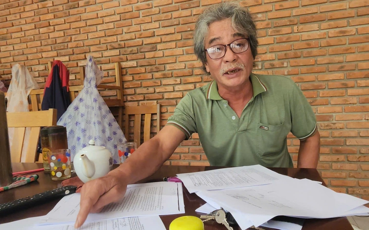 Mang phân heo đi đổ bậy, công an ập đến bắt quả tang - Ảnh 2.