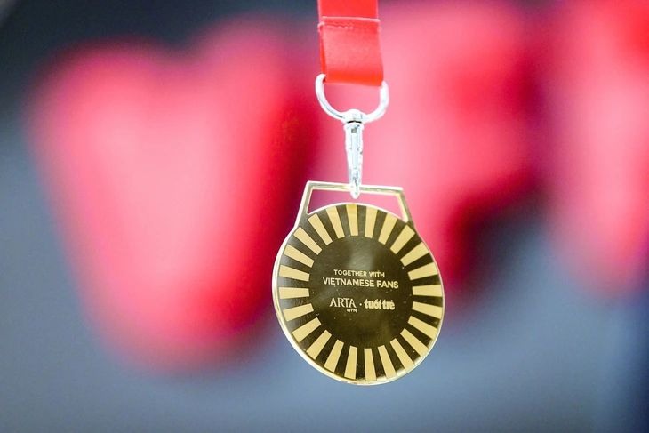 Báo Tuổi Trẻ, PNJ tặng HLV Kim Sang Sik huy chương làm từ 33 chỉ vàng - Ảnh 2.