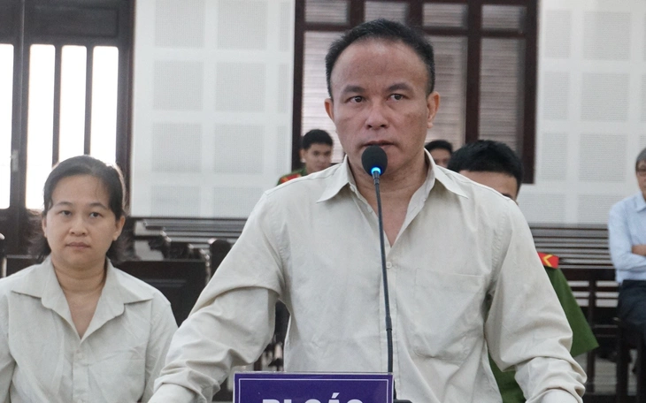 Mở bãi chứa chất thải xây dựng trái phép ven sông để thu tiền, 3 người bị khởi tố - Ảnh 3.