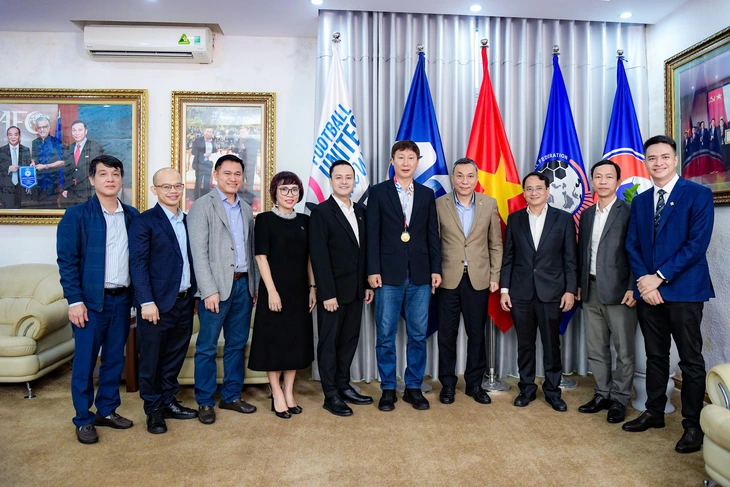 Báo Tuổi Trẻ, PNJ tặng HLV Kim Sang Sik huy chương làm từ 33 chỉ vàng - Ảnh 7.