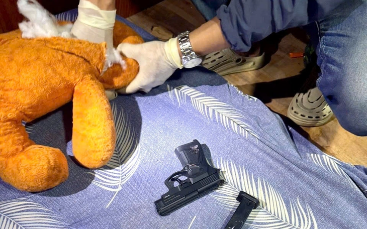 Ném vali chứa hơn 2,7 kg ma túy vô nhà nguyên bí thư xã để che giấu, phi tang - Ảnh 2.