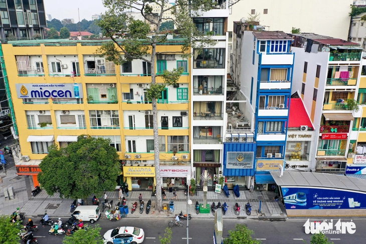 Đường Lê Lợi khoác 'áo mới', bừng sáng đúng ngày Giáng sinh - Ảnh 2.