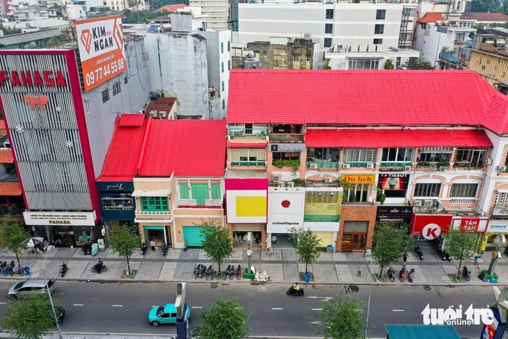 Đường Lê Lợi khoác 'áo mới', bừng sáng đúng ngày Giáng sinh - Ảnh 3.