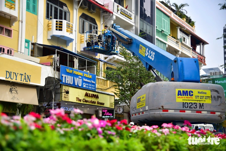 Đường Lê Lợi khoác 'áo mới', bừng sáng đúng ngày Giáng sinh - Ảnh 4.