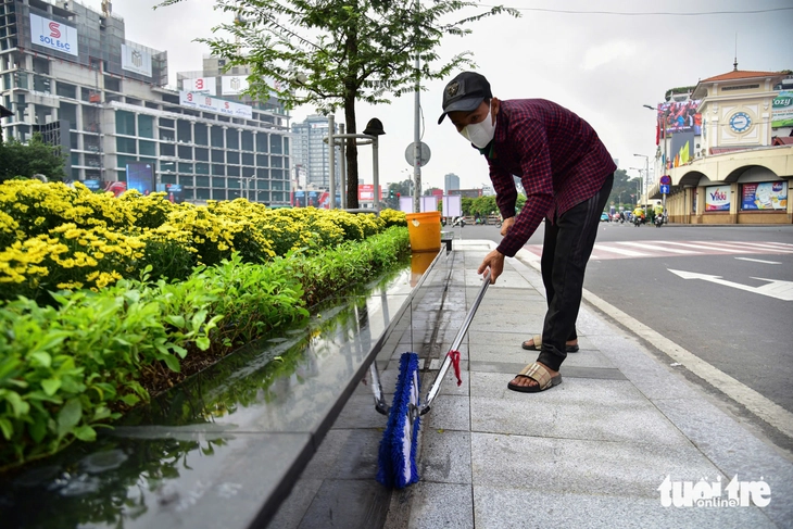 Đường Lê Lợi khoác 'áo mới', bừng sáng đúng ngày Giáng sinh - Ảnh 5.