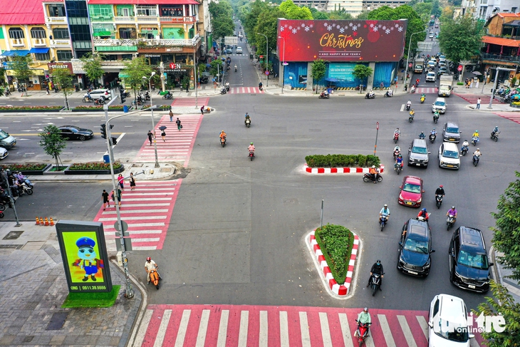 Đường Lê Lợi khoác 'áo mới', bừng sáng đúng ngày Giáng sinh - Ảnh 7.