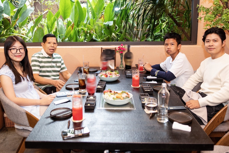 Trấn Thành hóa ông già Noel, vợ chồng Ngô Thanh Vân trang trí cây thông đón Giáng sinh - Ảnh 4.