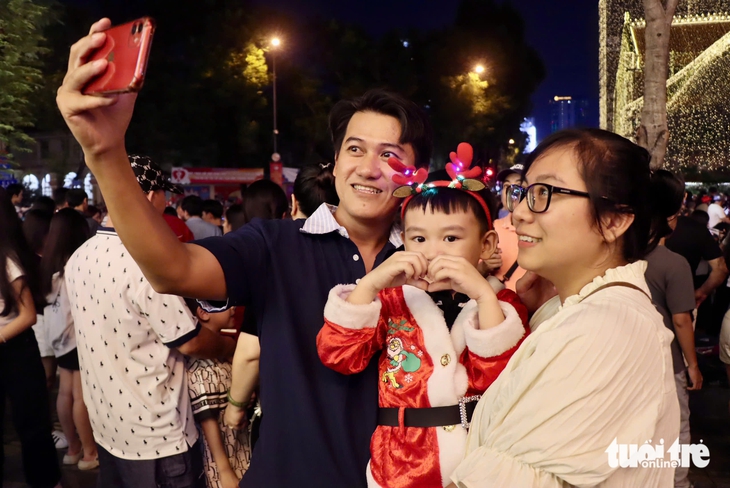 Trời vừa tạnh mưa, nhiều nhà thờ, xóm đạo ở TP.HCM đông nghẹt người dự lễ, đón Noel - Ảnh 4.