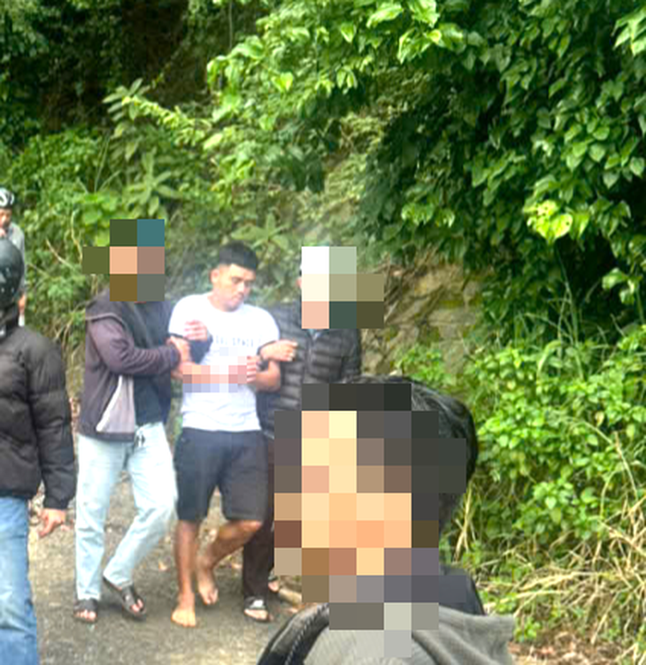 Chồng đâm vợ trọng thương trên đường phố Đà Nẵng, sau đó trốn vào hang đá - Ảnh 3.