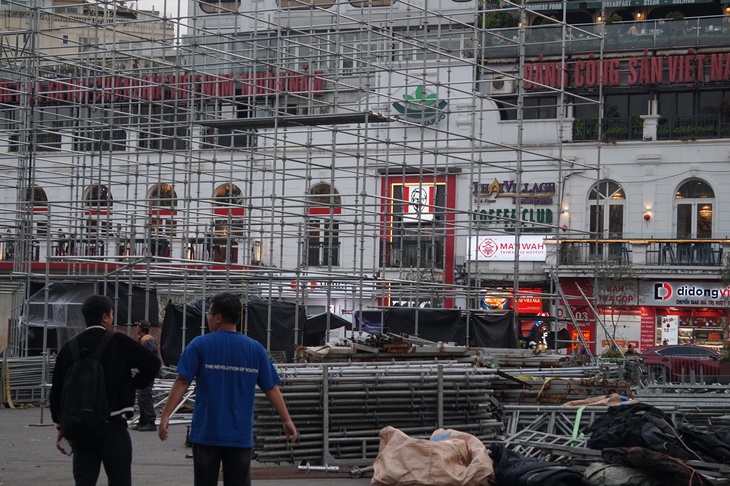 Quảng trường Đông Kinh Nghĩa Thục như công trường ngổn ngang, thi thiết kế thế nào? - Ảnh 2.