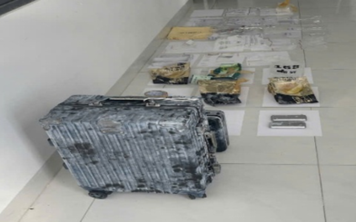 Khống chế thanh niên đi xe máy ngược chiều, gặp CSGT thì quăng ví chứa ma túy để bỏ chạy - Ảnh 2.