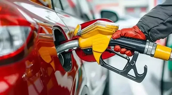 đổ xăng - Ảnh 1.