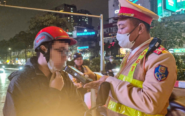 Khởi tố người đàn ông đấm cảnh sát giao thông - Ảnh 3.