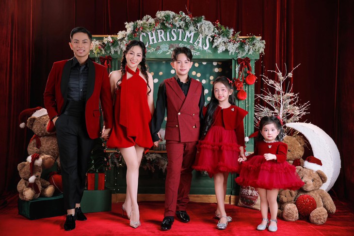 Sao Việt rộn ràng đón Giáng sinh 2025 - Ảnh 2.