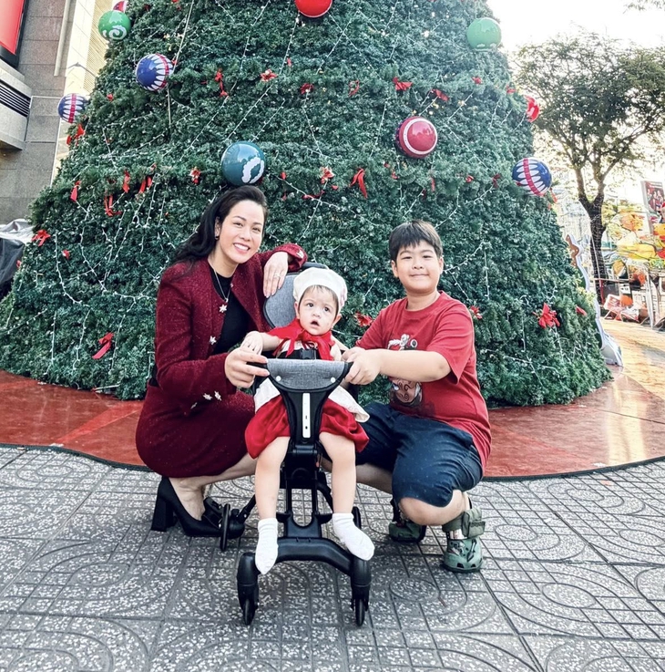 Sao Việt rộn ràng đón Giáng sinh 2025 - Ảnh 5.