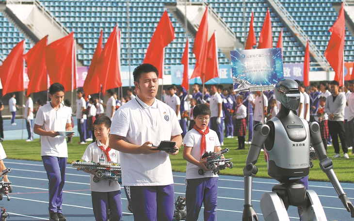 Trung Quốc cắt giảm 12.000 ngành học 'lỗi thời', tăng tốc đào tạo các ngành AI - Ảnh 2.