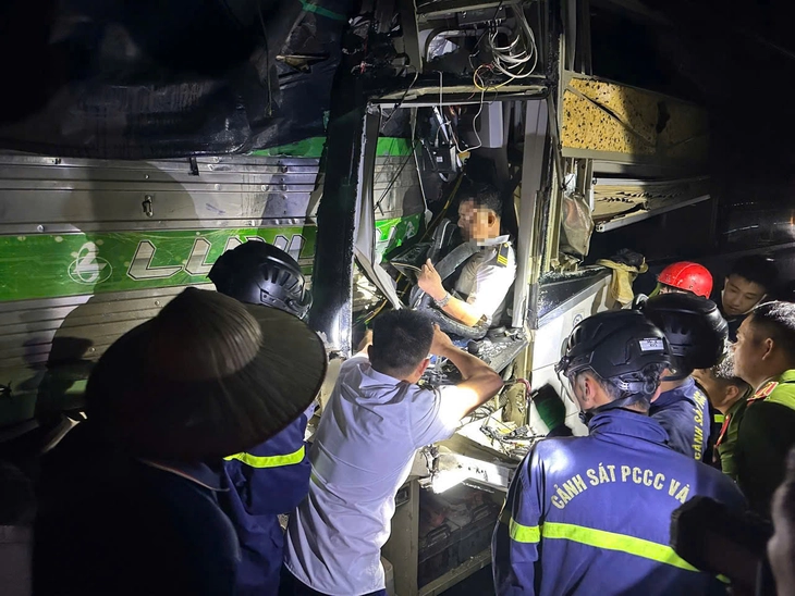 Giải cứu 2 nạn nhân bị mắc kẹt sau tai nạn trên cao tốc Cao Bồ - Mai Sơn - Ảnh 2.