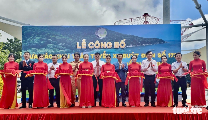 Chủ tịch Côn Đảo cầm lái chở hành khách xe buýt điện đầu tiên tại đặc khu - Ảnh 2.