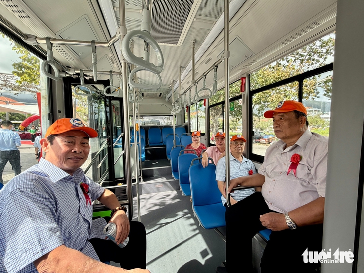Chủ tịch Côn Đảo cầm lái chở những hành khách xe buýt điện đầu tiên tại đặc khu - Ảnh 5.