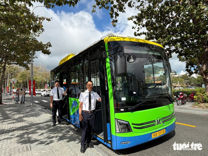 Chủ tịch Côn Đảo cầm lái chở những hành khách xe buýt điện đầu tiên tại đặc khu - Ảnh 4.