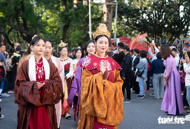 khách du lịch - Ảnh 2.