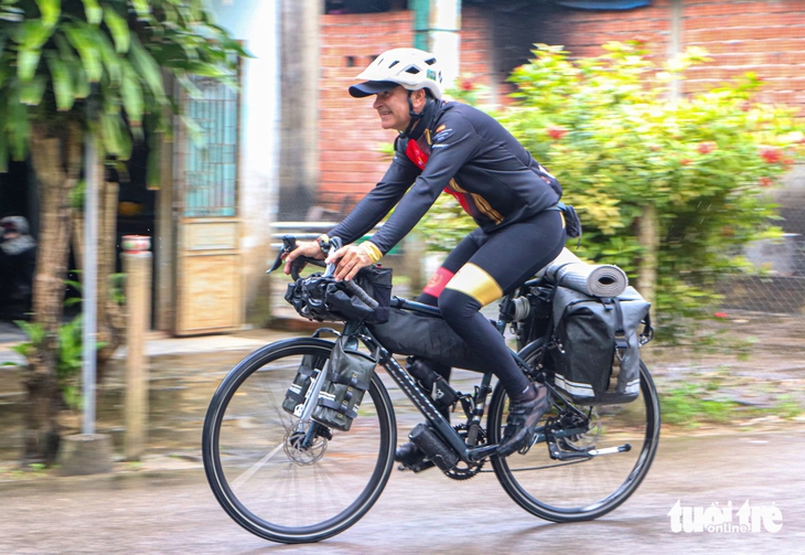 Đạp xe hơn 22.000km xuyên lục địa, người đàn ông tặng xe gây quỹ cho vùng rốn lũ Đà Nẵng - Ảnh 2.