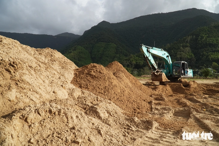 Bỗng dưng ruộng đồng thành 'mỏ cát' sau lũ, hướng dẫn các xã thu hồi đất cát thừa - Ảnh 5.