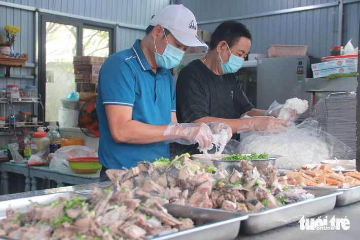 Từ sự đồng cảm, nhóm thiện nguyện ở Đà Nẵng mở bếp ăn 2.000 đồng sẻ chia yêu thương - Ảnh 2.