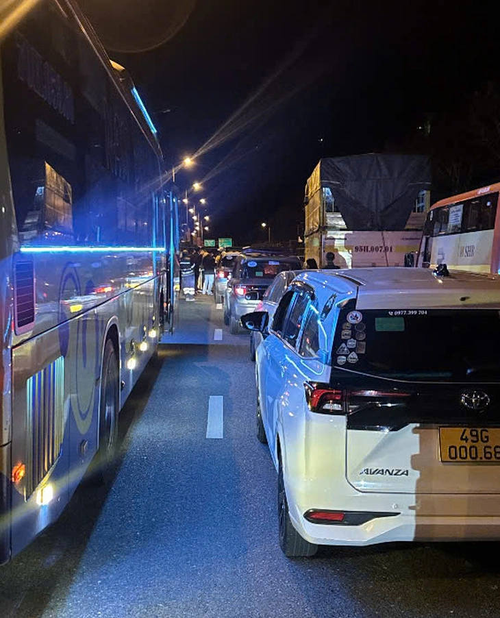 Cao tốc Liên Khương - Prenn tắc hai hướng do dây điện trung thế vắt ngang đường - Ảnh 3.