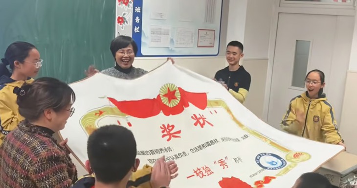 Trường học Trung Quốc tặng chăn in 'giấy khen' cho học sinh giỏi - Ảnh 2.