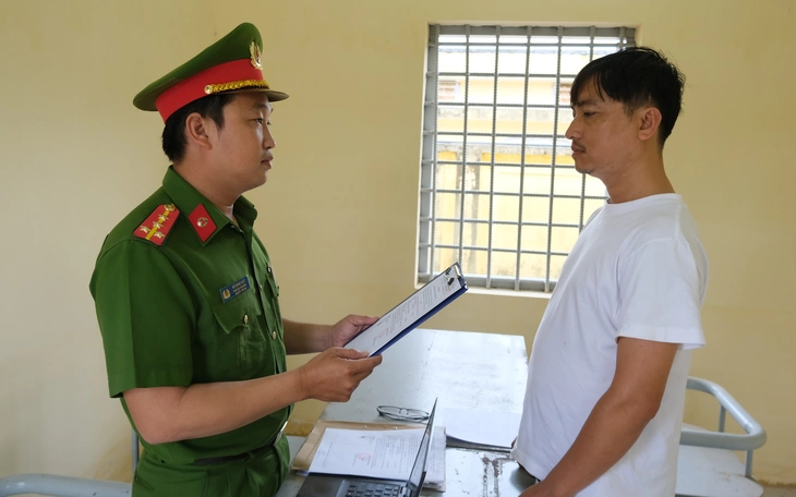 Ngồi xem đánh bóng chuyền nam thanh niên bất ngờ bị đâm chết, hung thủ cố thủ trong nhà - Ảnh 3.