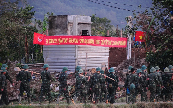 Nụ cười ấm lại dưới mái nhà sau bão lũ - Ảnh 9.