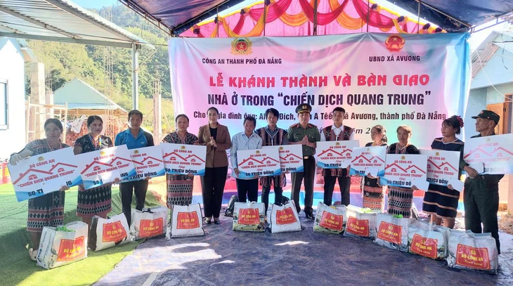 Đà Nẵng bàn giao căn nhà đầu tiên trong 'Chiến dịch Quang Trung' tại xã miền núi - Ảnh 3.