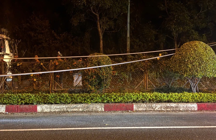 Cao tốc Liên Khương - Prenn tắc hai hướng do dây điện trung thế vắt ngang đường - Ảnh 2.