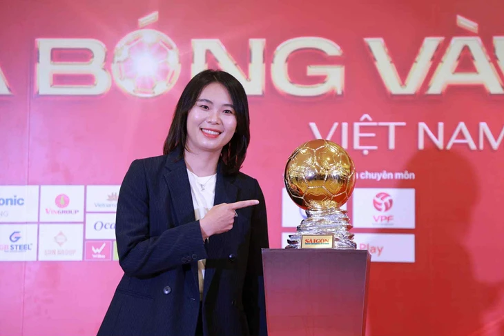 Lễ trao giải Quả bóng vàng Việt Nam 2025: Đình Bắc đoạt giải 'Cầu thủ nam trẻ xuất sắc nhất' - Ảnh 7.