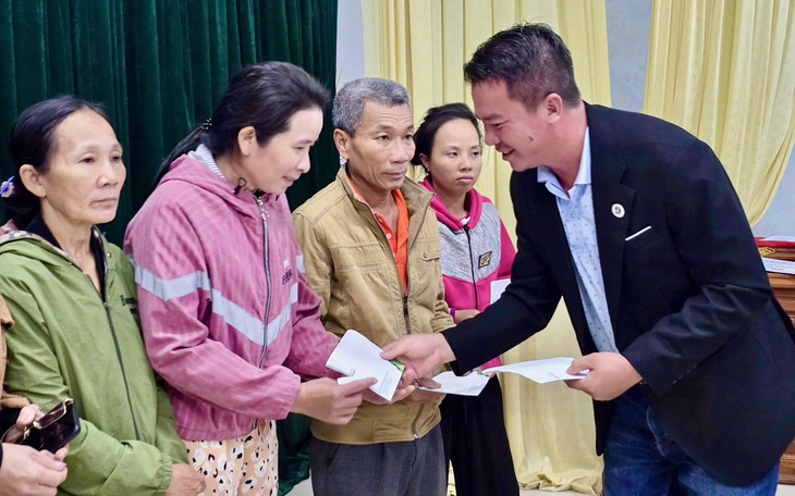 Bao lì xì và quà 'Tết sẻ chia' của Tuổi Trẻ đến với học trò Gia Lai - Ảnh 2.