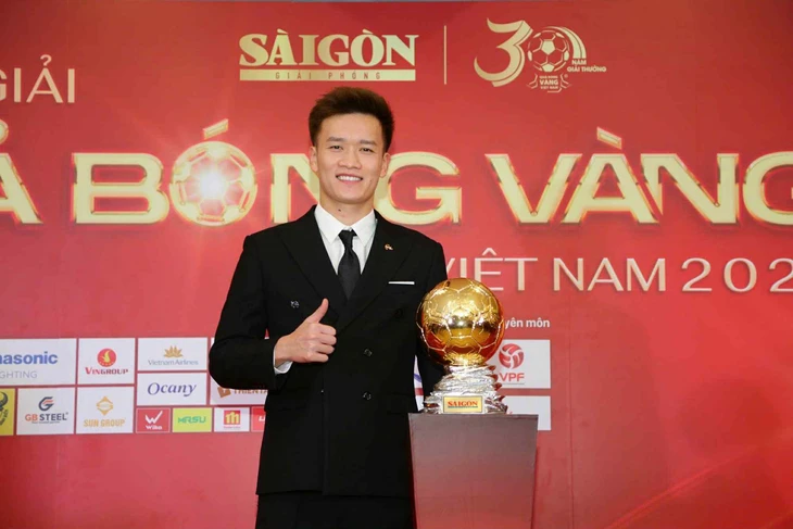 Lễ trao giải Quả bóng vàng Việt Nam 2025: Đình Bắc đoạt giải 'Cầu thủ nam trẻ xuất sắc nhất' - Ảnh 4.