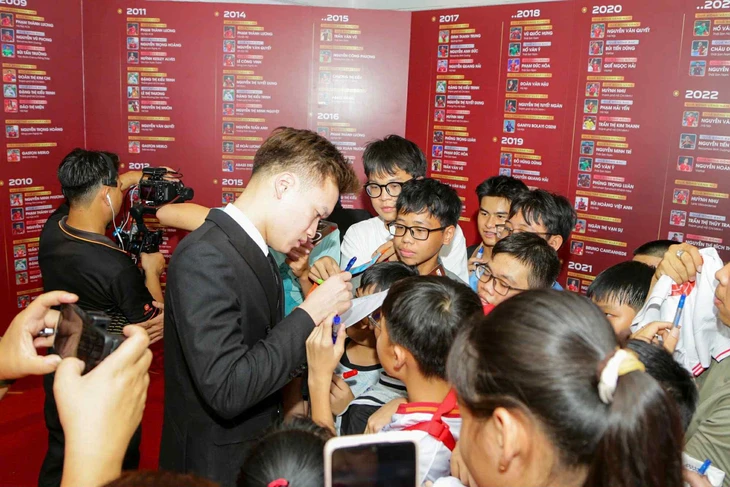 Lễ trao giải Quả bóng vàng Việt Nam 2025: Đình Bắc đoạt giải 'Cầu thủ nam trẻ xuất sắc nhất' - Ảnh 5.