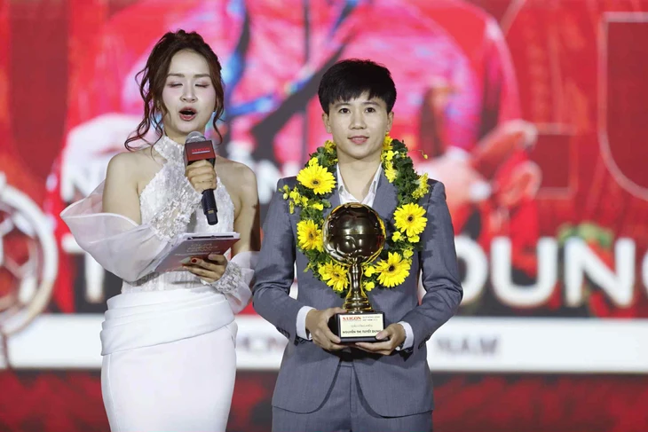 Lễ trao giải Quả bóng vàng Việt Nam 2025: Đình Bắc đoạt giải 'Cầu thủ nam trẻ xuất sắc nhất' - Ảnh 3.