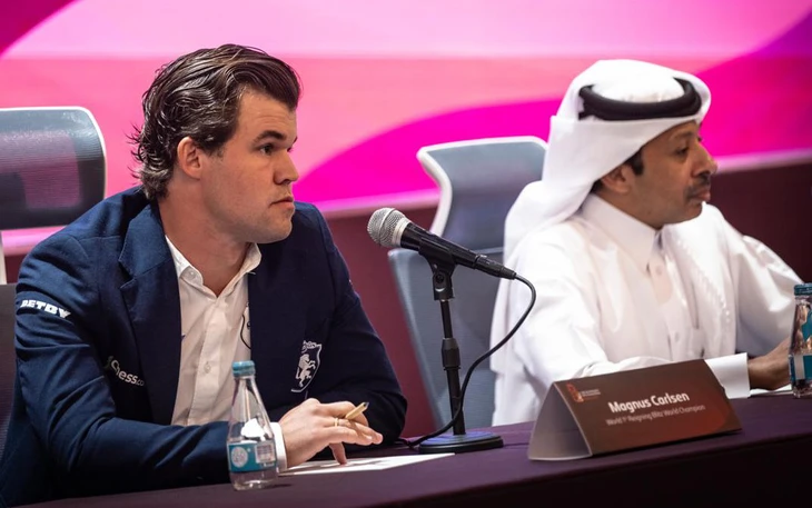 Carlsen nổi nóng, hất camera của phóng viên sau khi thua trận - Ảnh 2.