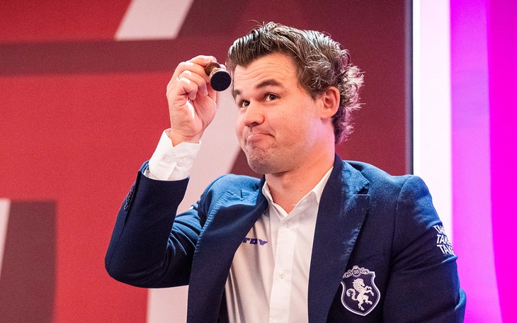 Carlsen nổi nóng, hất camera của phóng viên sau khi thua trận - Ảnh 3.