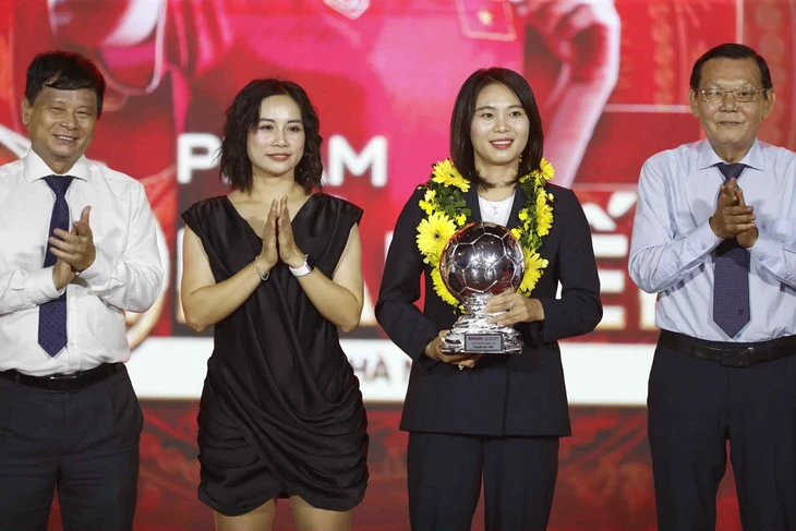 Hoàng Đức, Bích Thùy đoạt Quả bóng vàng Việt Nam 2025 - Ảnh 8.