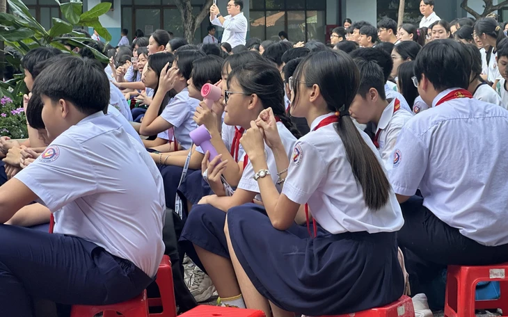 Trường nêu lí do mất phí dịch vụ khi nộp học phí, phụ huynh nói 'nghe chưa lọt tai' - Ảnh 3.