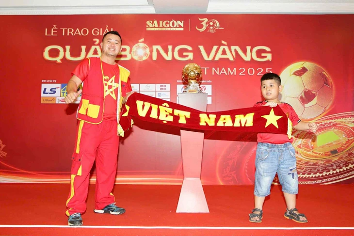 Lễ trao giải Quả bóng vàng Việt Nam 2025: Đình Bắc đoạt giải 'Cầu thủ nam trẻ xuất sắc nhất' - Ảnh 9.