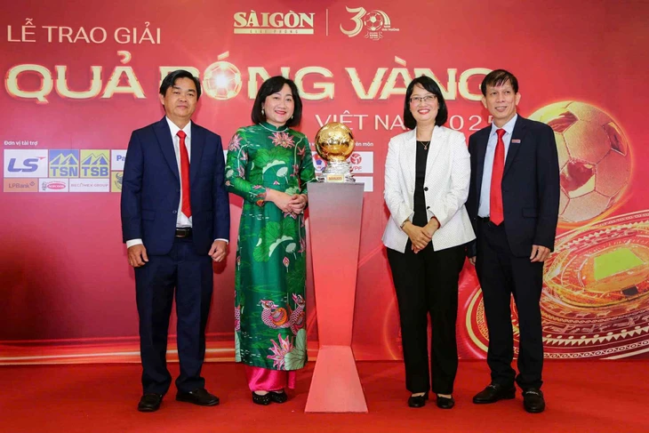 Lễ trao giải Quả bóng vàng Việt Nam 2025: Đình Bắc đoạt giải 'Cầu thủ nam trẻ xuất sắc nhất' - Ảnh 10.