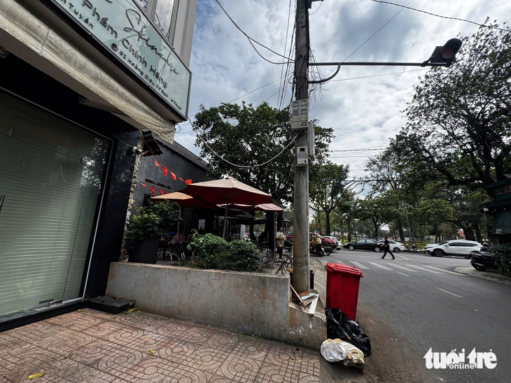 Chiếm dụng vỉa hè làm 'của riêng' ở Buôn Ma Thuột - Ảnh 2.