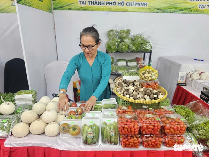 Hàng trăm đặc sản 3 miền hội tụ tại TP.HCM để người dân sắm Tết sớm - Ảnh 2.