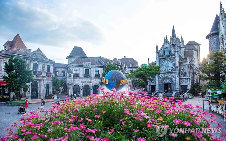 Bạn trẻ Đà Nẵng rộn ràng diện áo dài 'săn' ảnh Tết sớm - Ảnh 12.