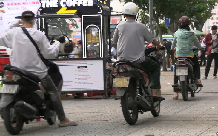 163 xe máy chạy trên vỉa hè đường Nguyễn Oanh sẽ bị phạt 5 triệu đồng, trừ 2 điểm bằng lái mỗi trường hợp - Ảnh 3.