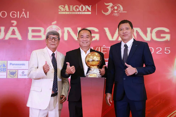 Lễ trao giải Quả bóng vàng Việt Nam 2025: Đình Bắc đoạt giải 'Cầu thủ nam trẻ xuất sắc nhất' - Ảnh 8.